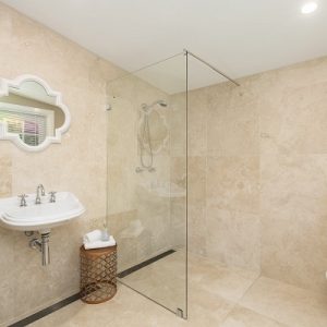 Ivory light travertin gezoet en gevuld 61x61x1.2cm