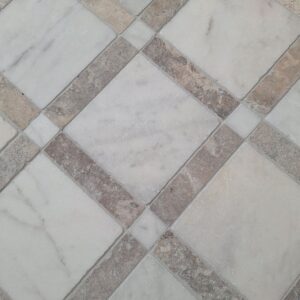 Wit marmer / grey travertin getrommeld 20x20/4.8x20.3 vloertegel
