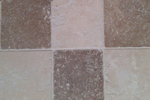 Travertin anticato beige en bruin 15x15x1 vloer/wandtegel