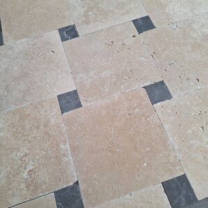 Donkerbeige travertin 20x20x1 / 4.8x4.8x1 vloertegel molenwiek