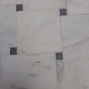 Wit en zwart marmer getrommeld 15x15x1 / 2.3x2.3x1 vloertegel