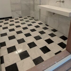 Wit marmer / donker hardsteen getrommeld 30x30x1 / 20x20x1 vloertegel