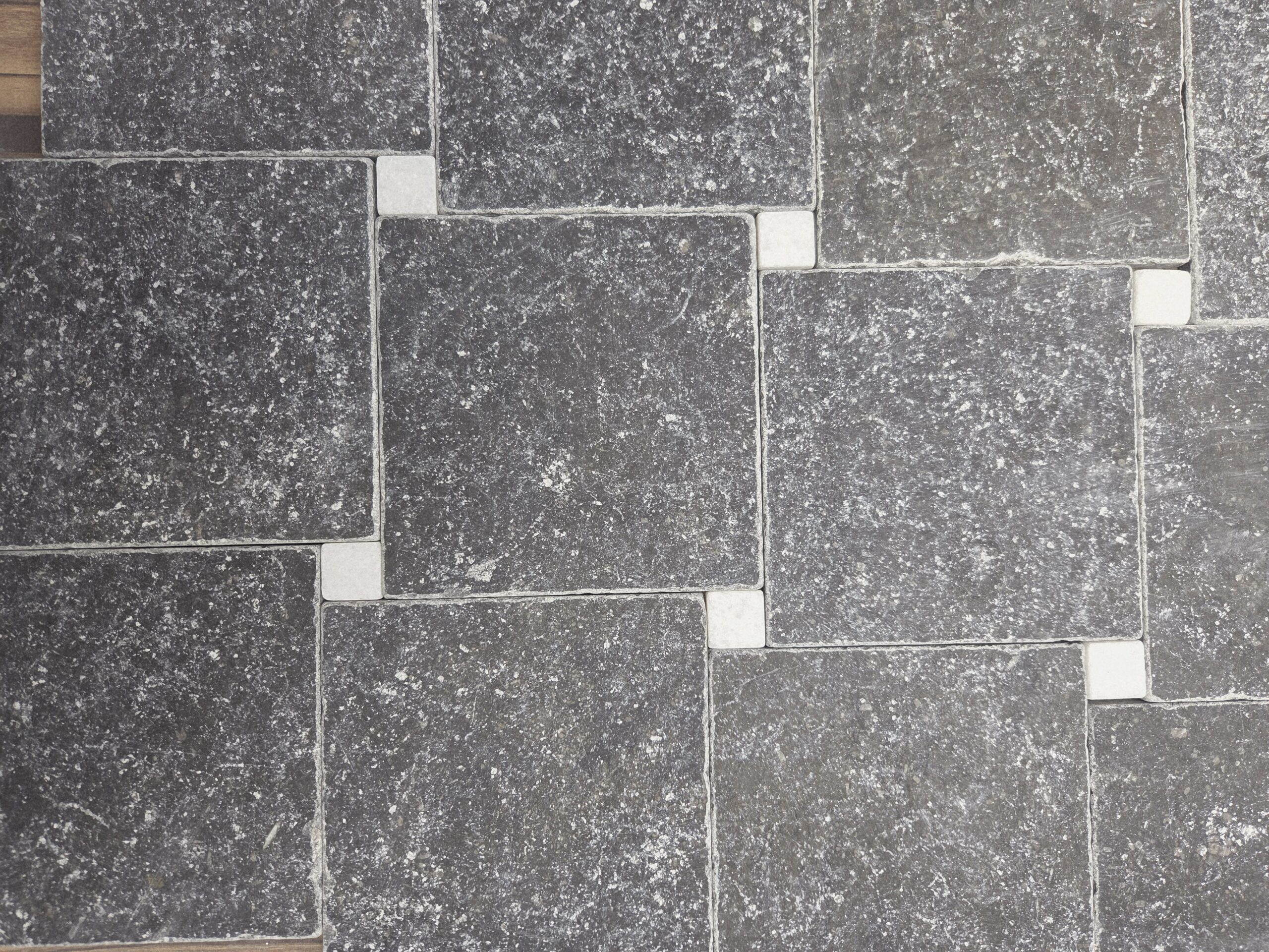 Belgisch hardsteen en wit marmer getrommeld 15x15x1 / 2.3x2.3x1 vloertegel